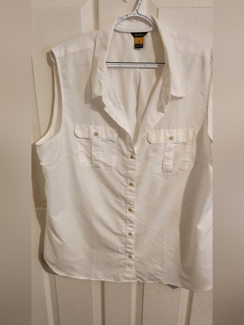 Eddie Bauer White Sleeveless Button-Front Shirt with Chest Pockets